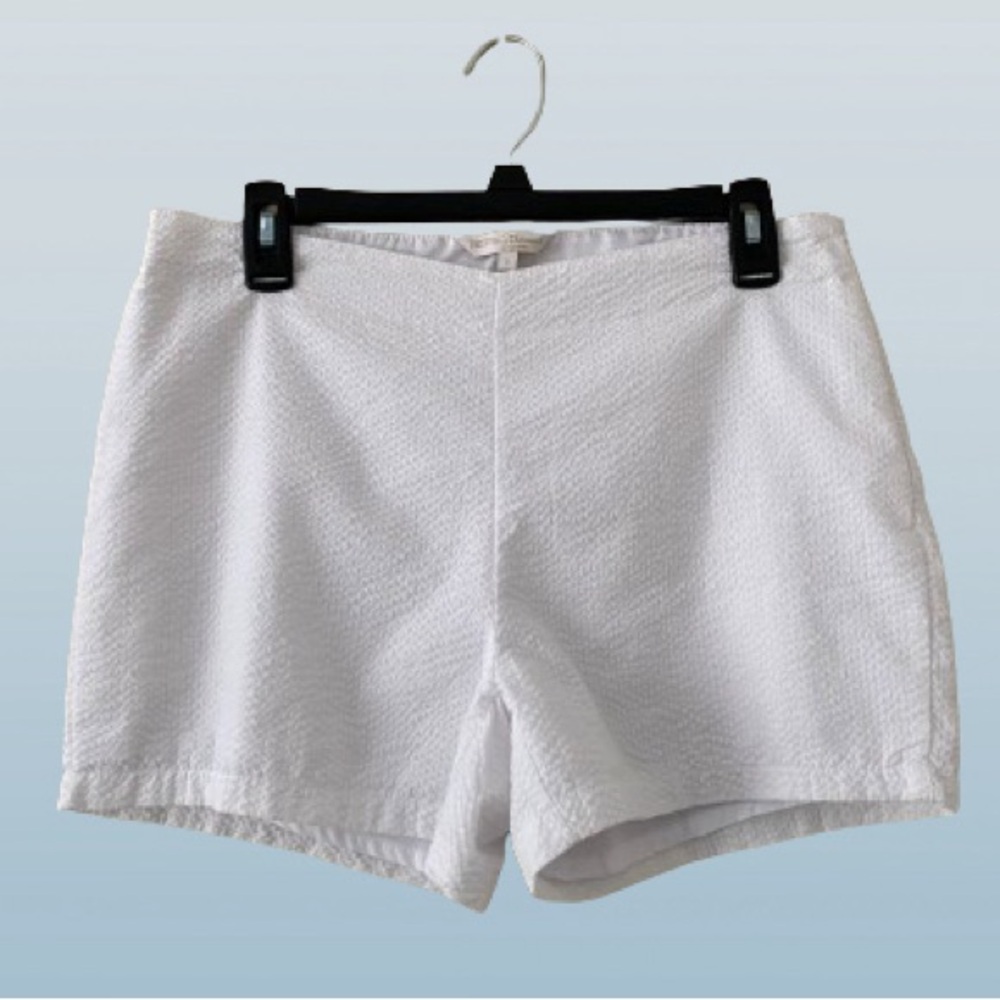 The Royal Standard Collection Women’s white, seersucker shorts, size Small.